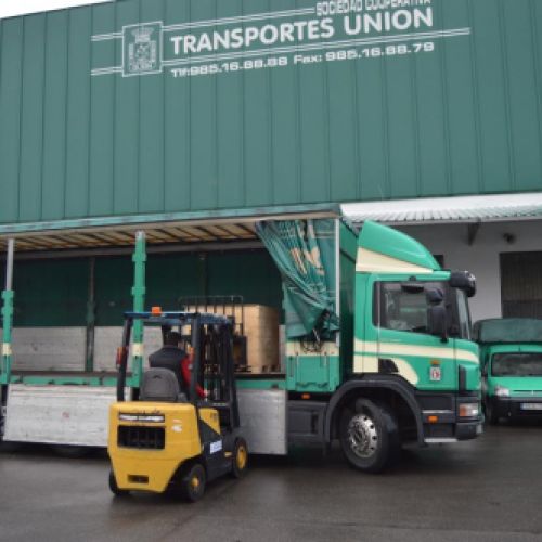 Proceso de descarga de uno de los camiónes frente a nuestras instalaciones