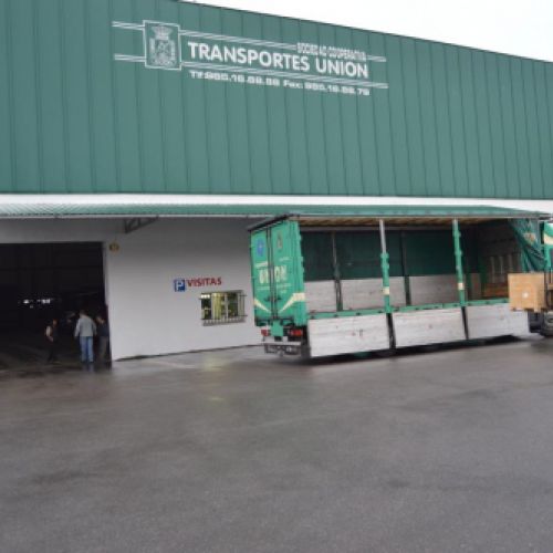 Proceso de descarga de uno de los camiones frente a nuestras instalaciones