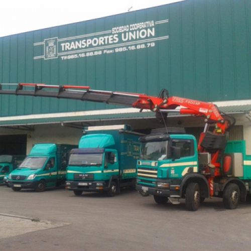 Vista de algunos de los camiones de nuestra flota con la grúa en primer término