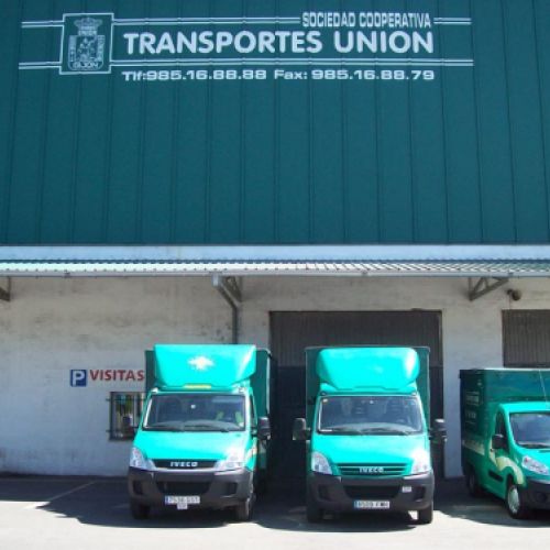 Algunas de nuestras furgonetas en el patio de nuestras instalaciones